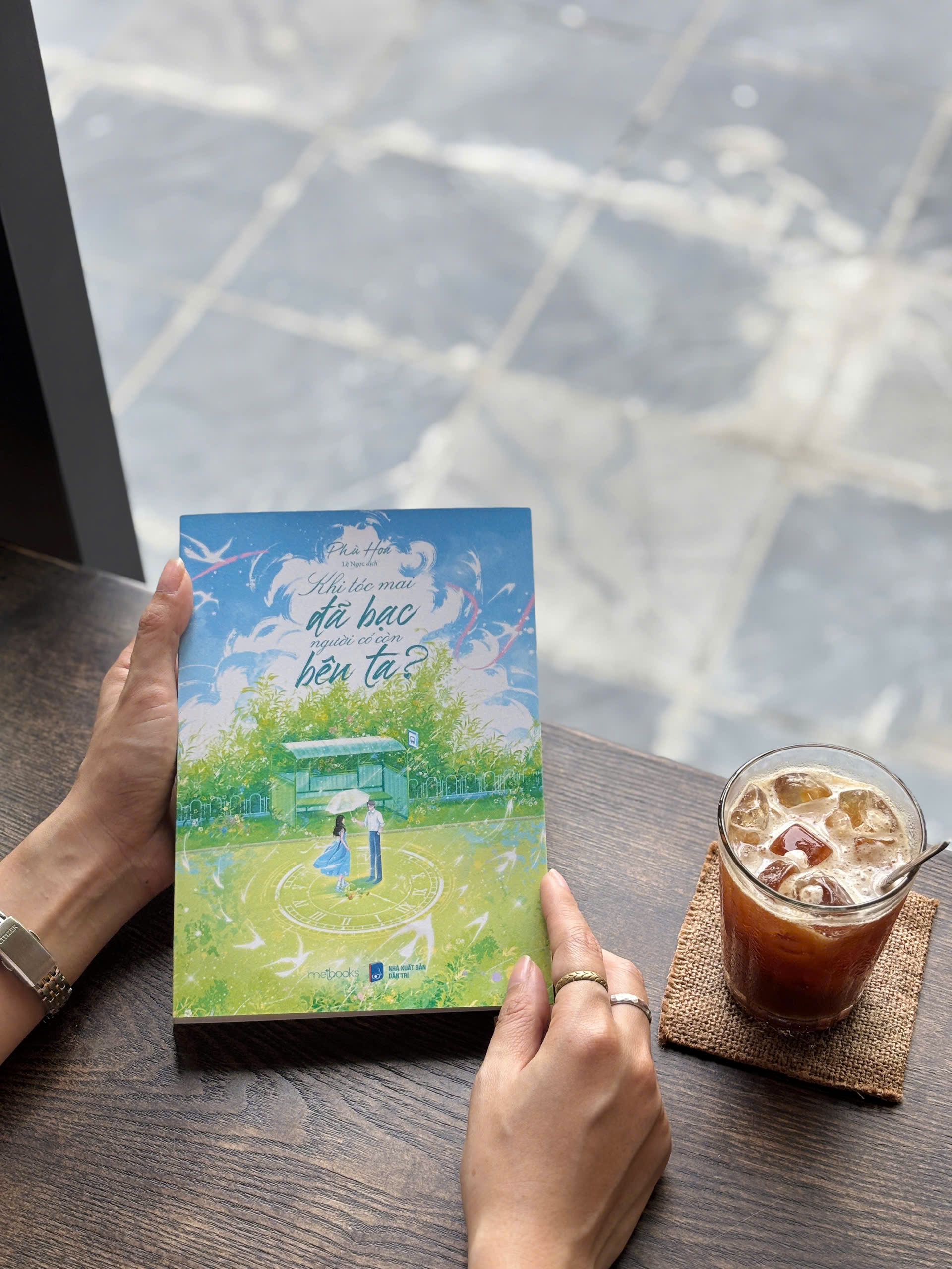 Bộ Khi Tóc Mai Đã Bạc Người Có Còn Bên Ta? - Bản Đặc Biệt - Tặng Kèm Bookmark + Postcard + Standee + Huy Hiệu - Ảnh 5